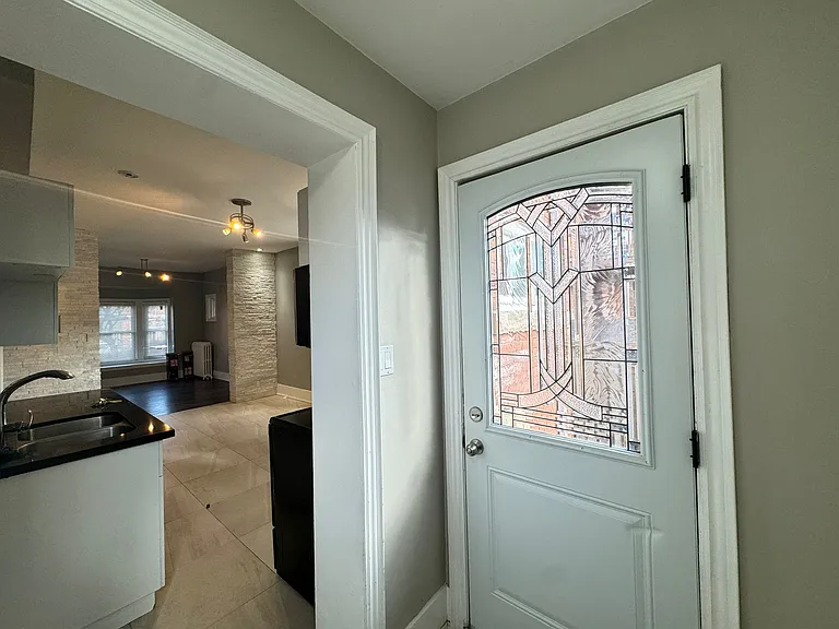 974 King St E #2 — Photo 8