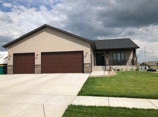 3701 Calgary Cir, Bismarck, ND 58503