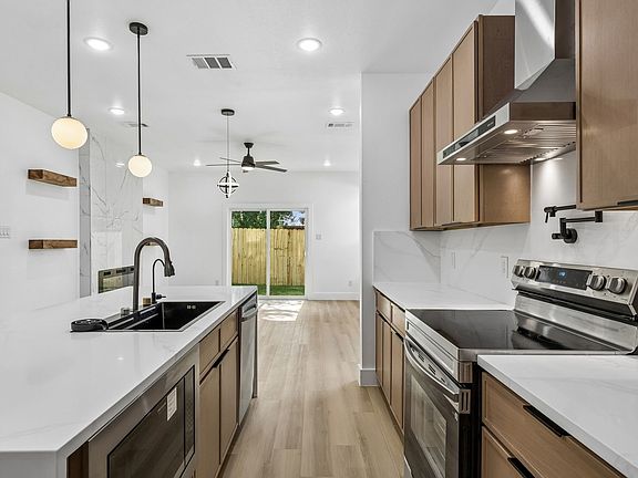 5th image of 2402 Dyson St