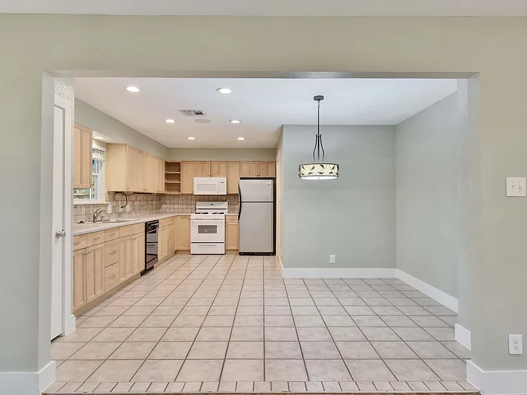 2303 Southern Oaks Dr — Photo 13