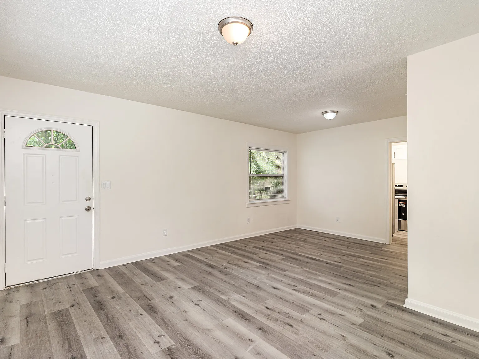 2 bed, 784 sqft, $1,350 — Photo 2