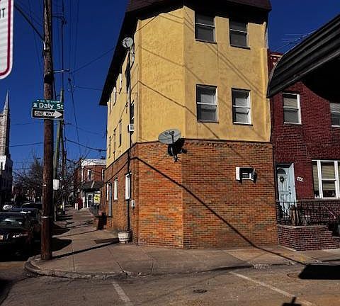3rd image of 1055 Daly St