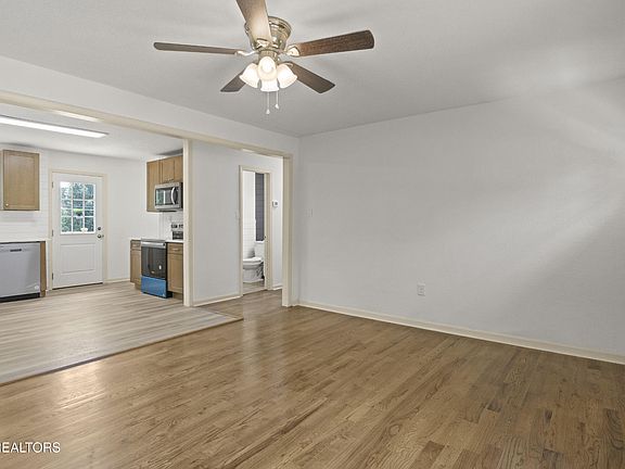 5th image of 508 E Oldham Ave