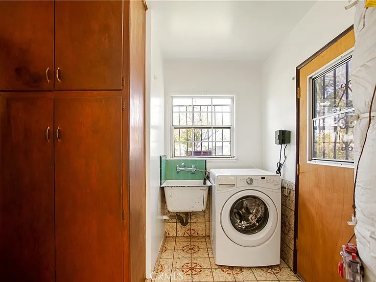 556 N Sunset Ave — Photo 21