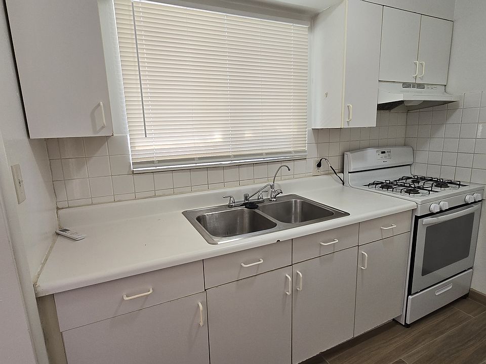 Clean Bright Kitchen 2