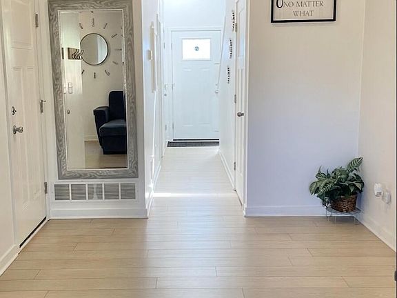 4th image of 392 Harbor Town Ct #4