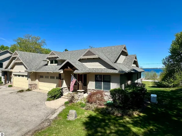 10070 E Sapphire Cir, Traverse City, MI 49684