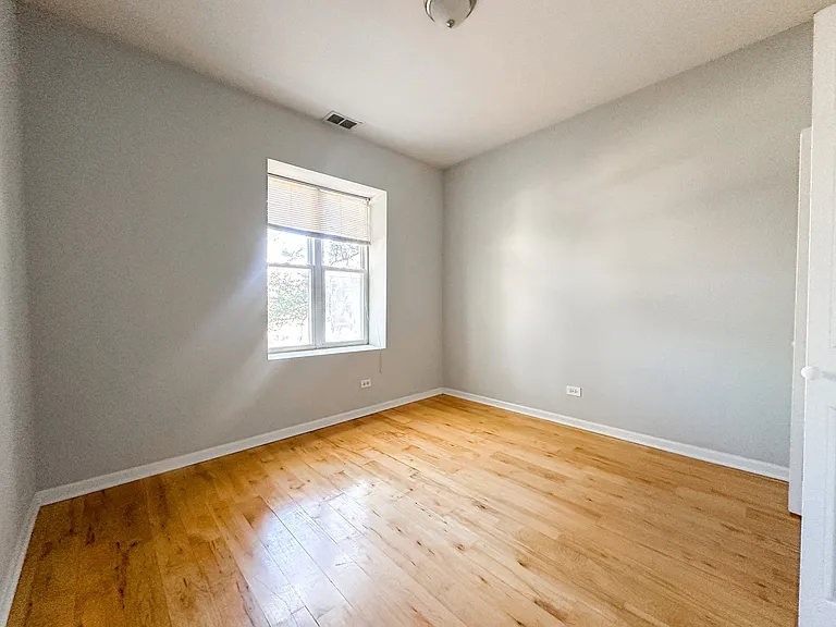 1364 N Hamlin Ave — Photo 7