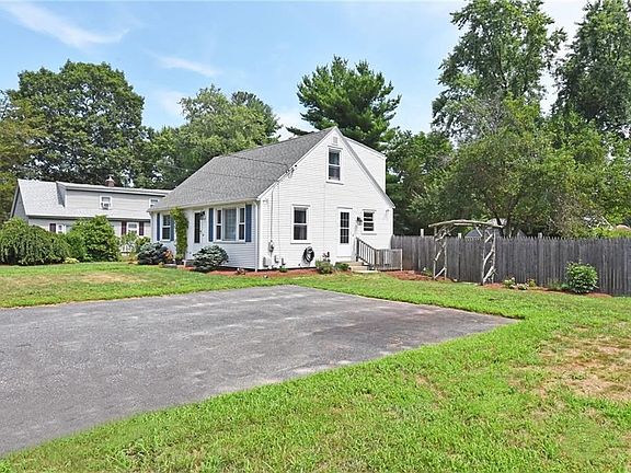 Large driveway: Fits 6 cars!