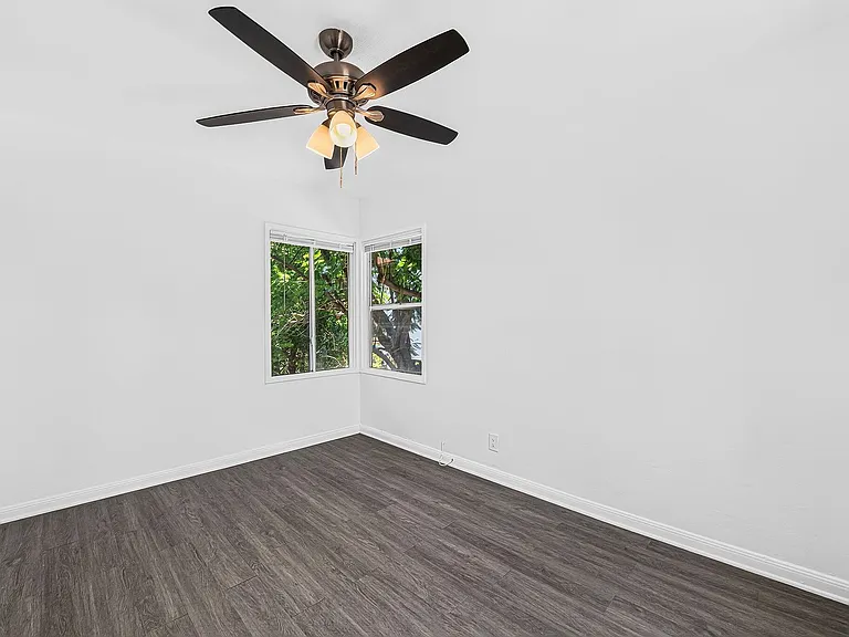 530 W 9th St — Photo 9