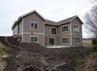 12 Oak Ridge Trl, Deerfield, WI 53531