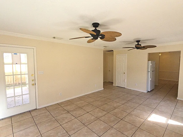 409 Commerce St — Photo 3