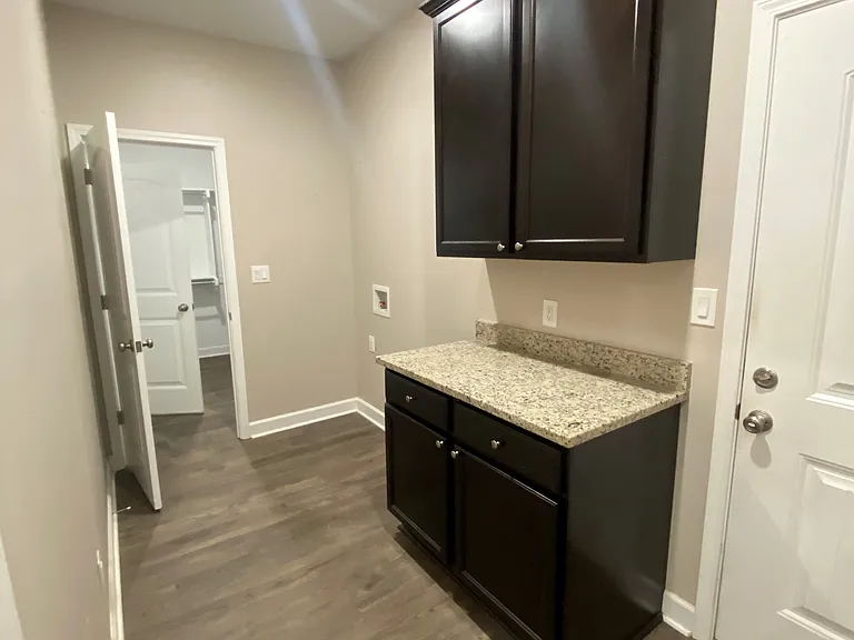 2512 Garden Dr — Photo 8