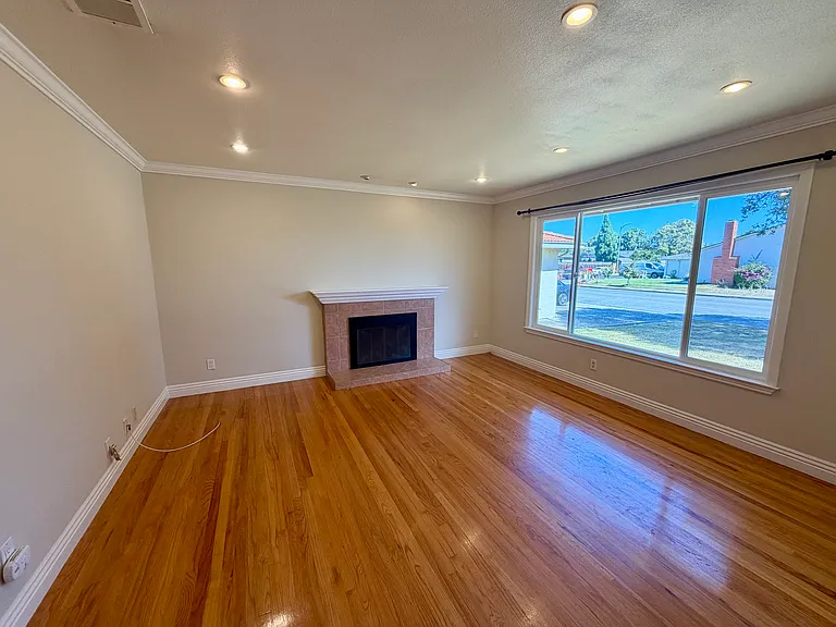 4456 Gibraltar Dr — Photo 2
