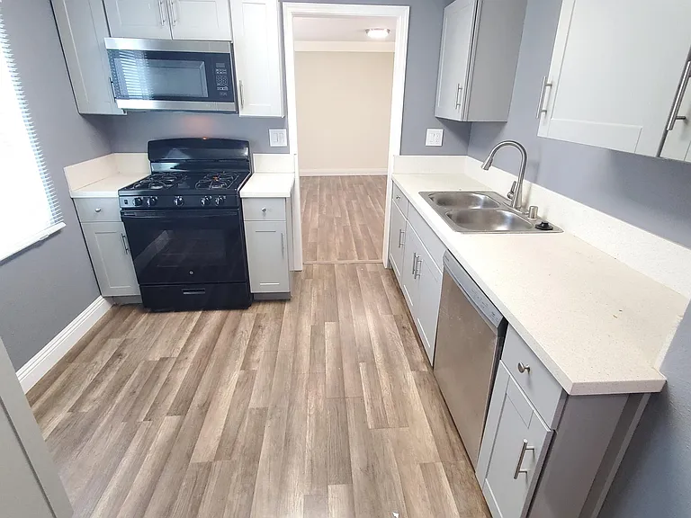 445 25th St #3 — Photo 3