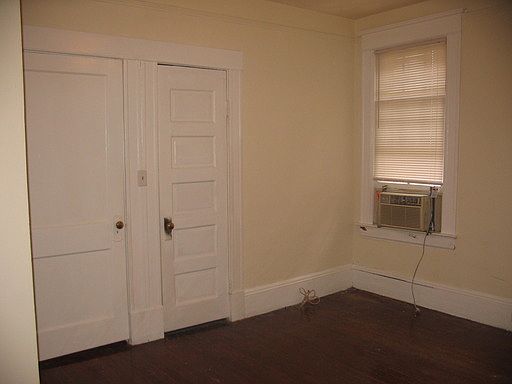 3rd image of 2114A Herschel St