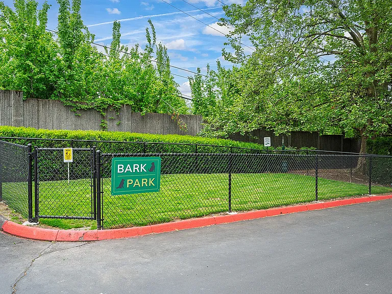 Westwood Green Apartments — Photo 8