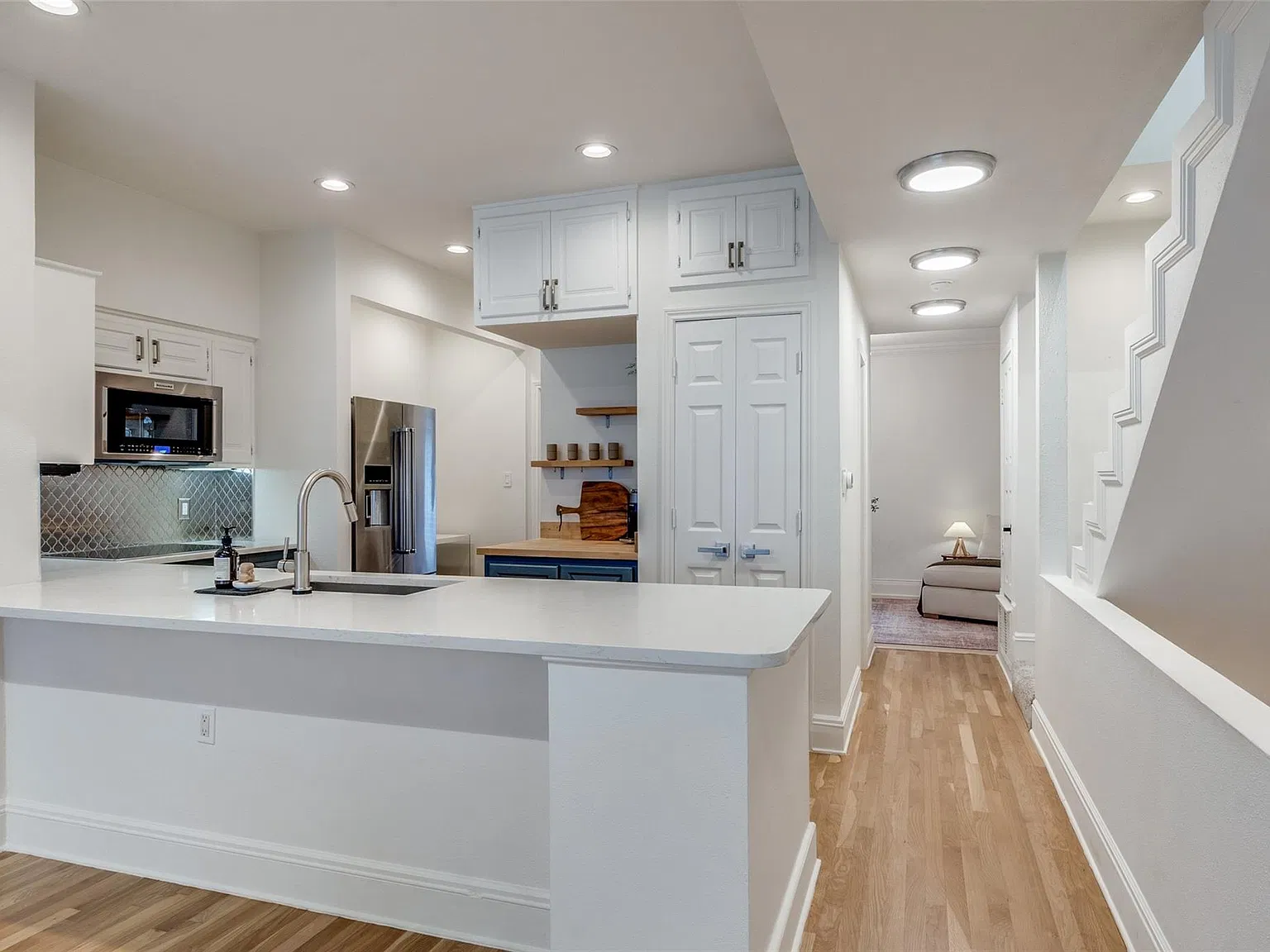 3 bed, 2.5 bath, 2508 sqft, $3,700 — Photo 2