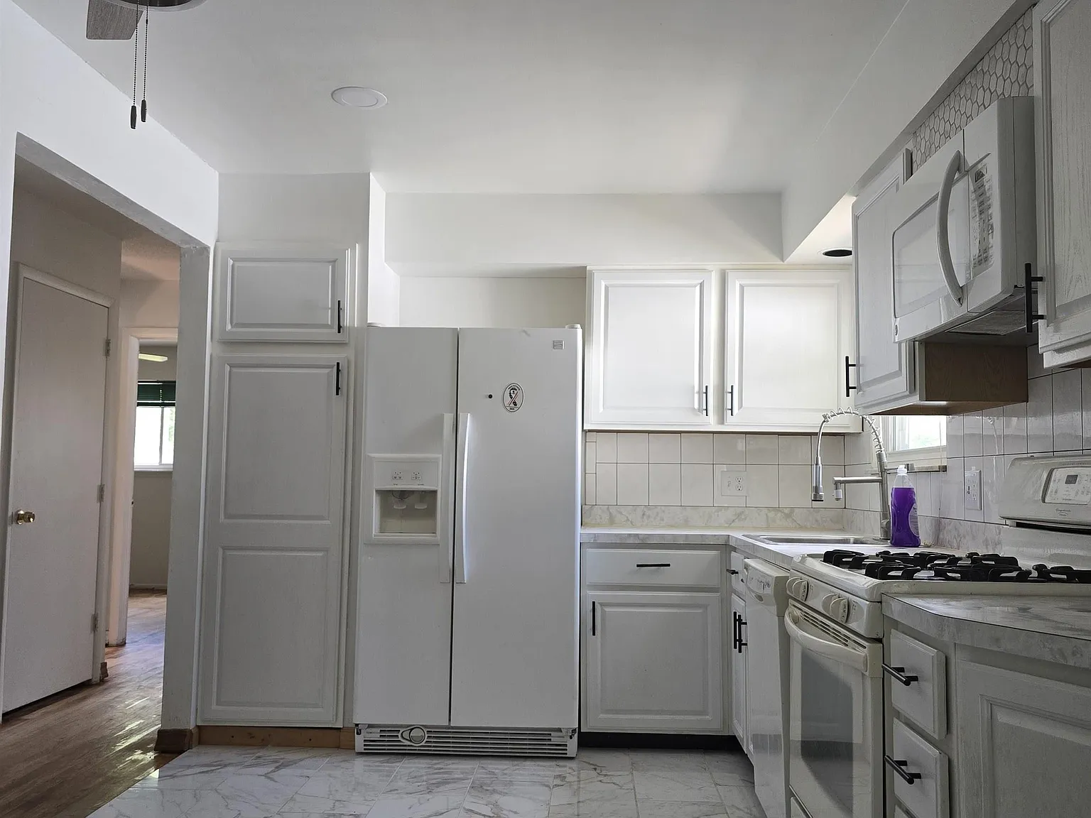 3 bed, 1.0 bath, 1000 sqft, $1,799 — Photo 3