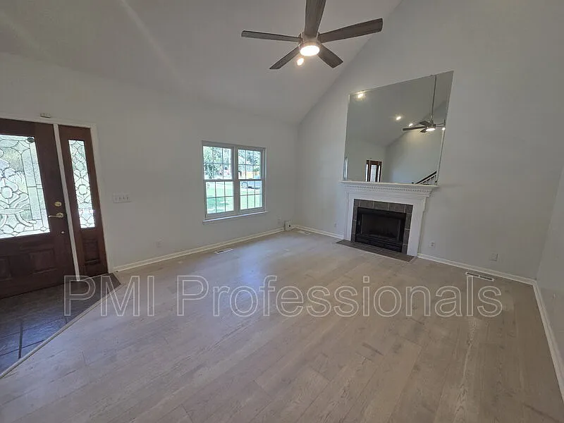 3 bed, 2.5 bath, 1893 sqft, $2,299 — Photo 2