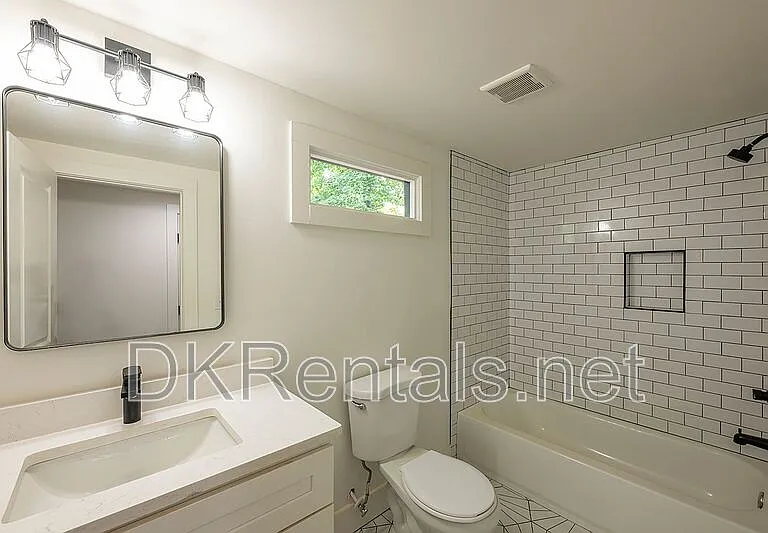 737 Helen St NW — Photo 27