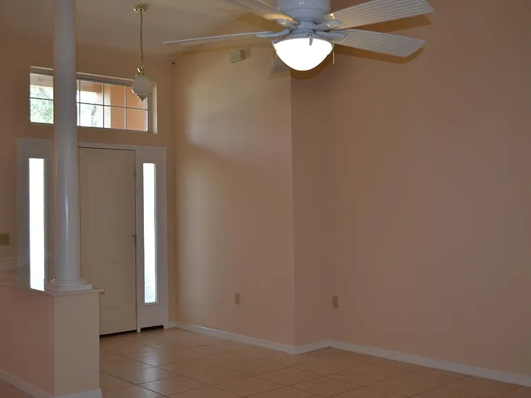 318 W Hillmoor Ln — Photo 4