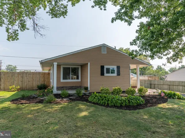 30 Gridiron Rd, Levittown, PA 19057