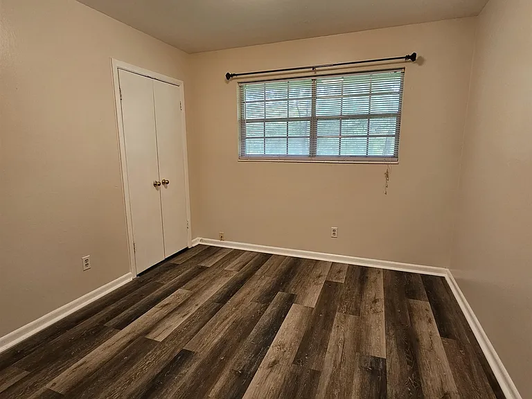 550 E Bradford Rd — Photo 17