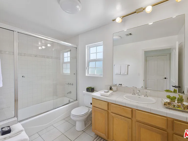 13230 Hesby St — Photo 32