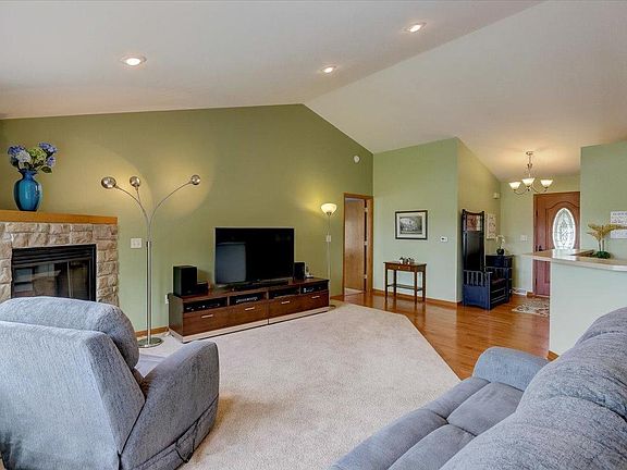3rd image of 450 E Wynbrook Dr