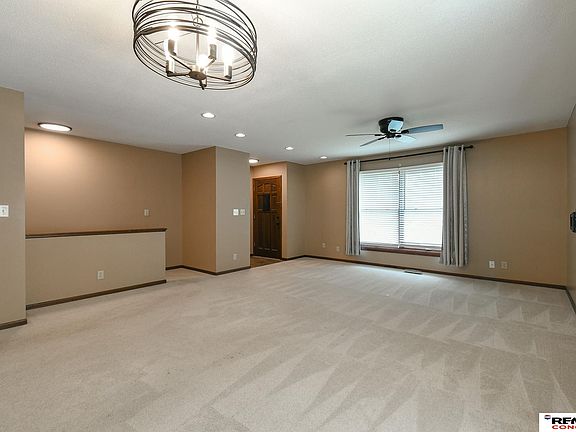 4th image of 922 Carriage Way