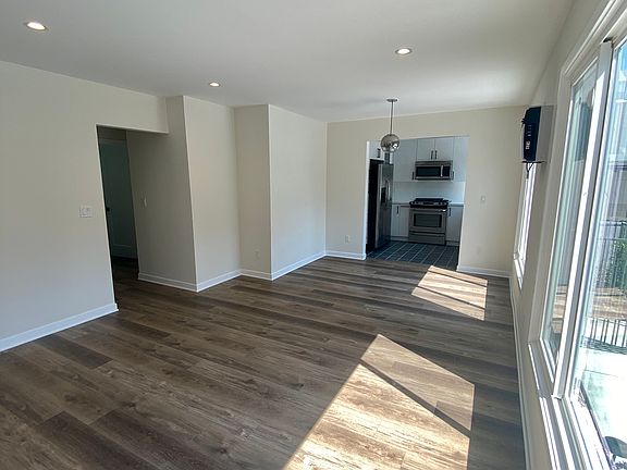 3rd image of 1319 Havenhurst Dr APT 12