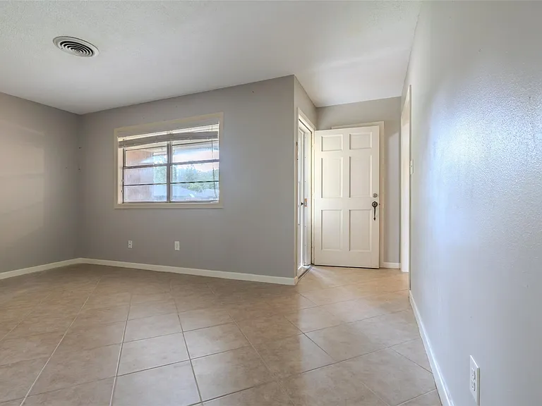 2308 Hillcrest Dr — Photo 6