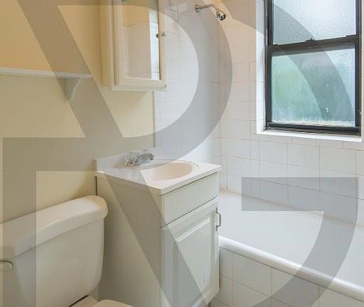3rd image of 427 W Belden Ave #433W302