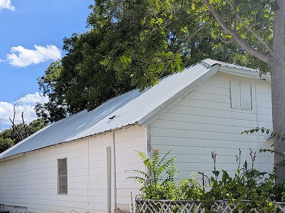 4th image of 102 E Oak Ave