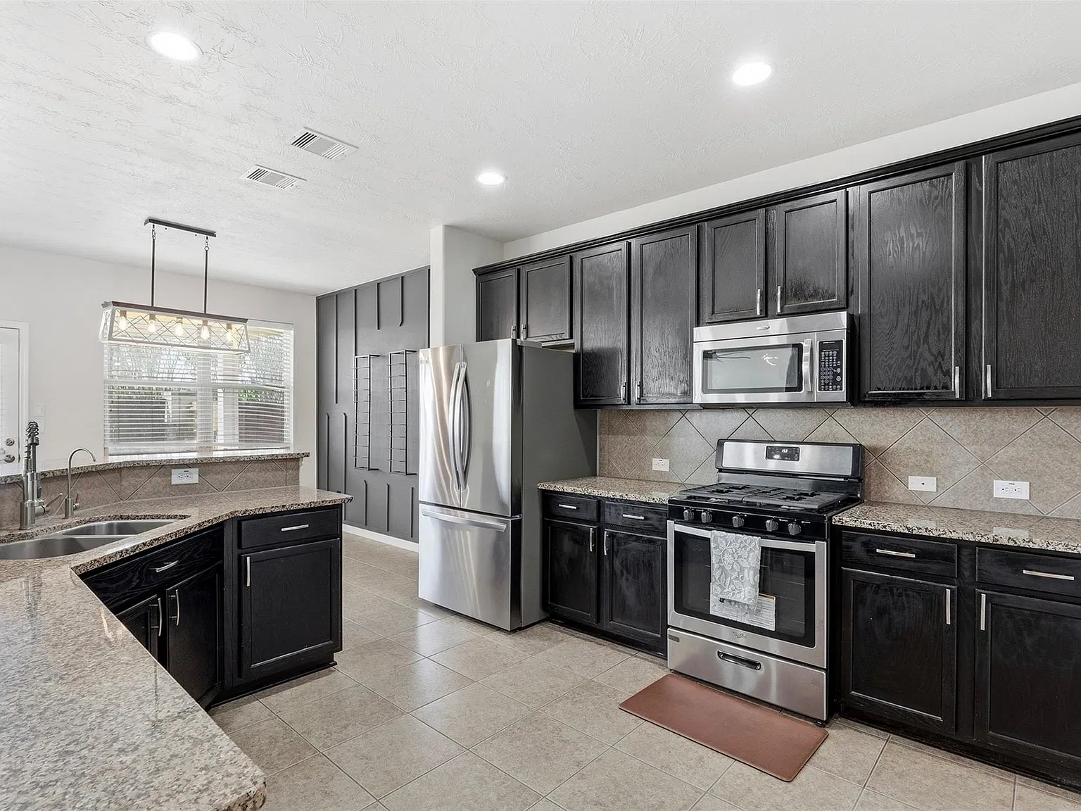 3 bed, 2.5 bath, 2160 sqft, $2,300 — Photo 4