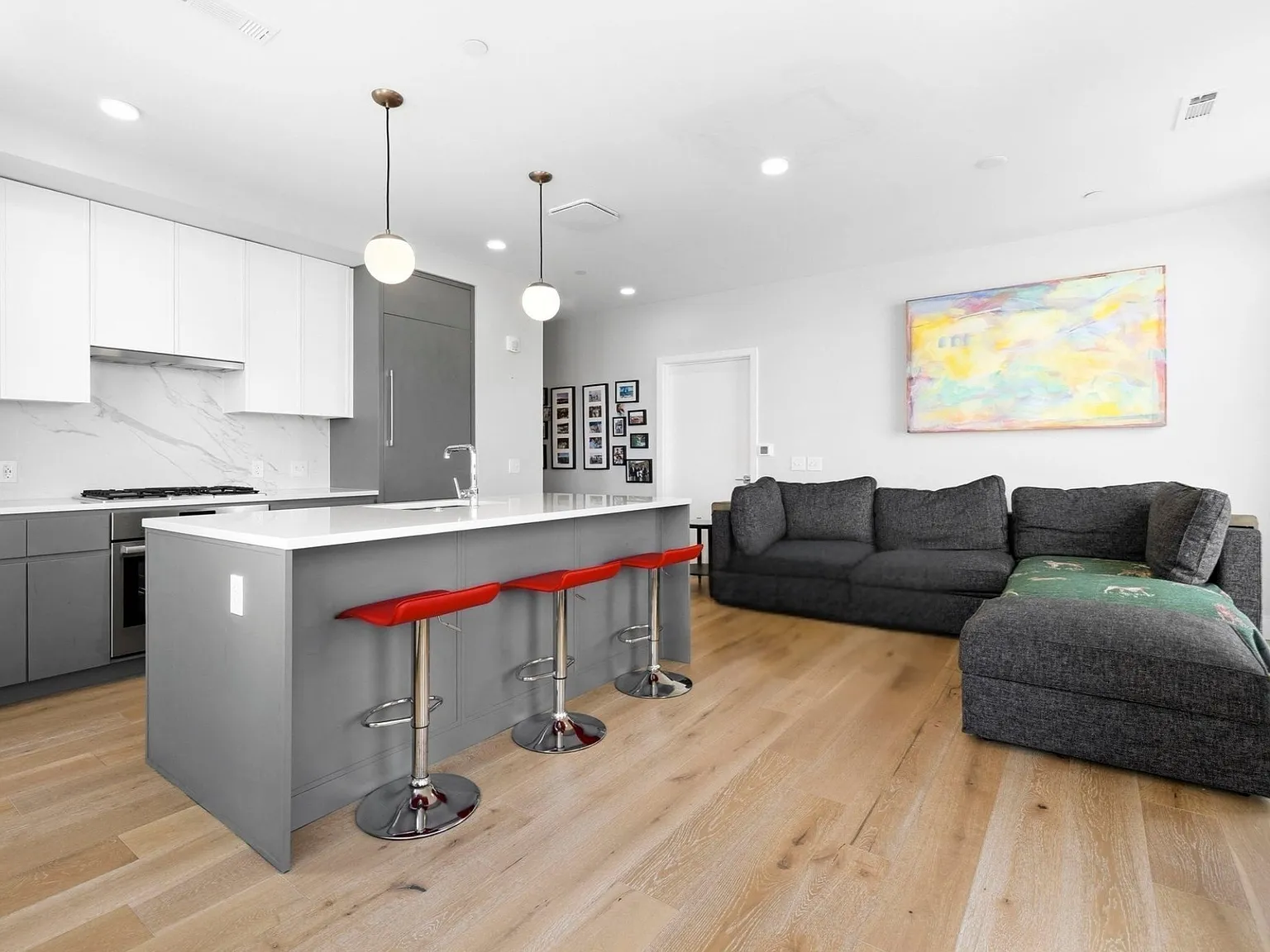 2 bed, 1018 sqft, $4,400 — Photo 1
