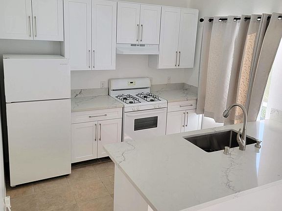 5th image of 1230 N June St #102