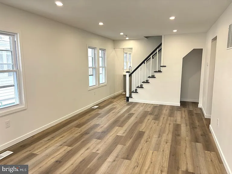 1019 S Broadway — Photo 2