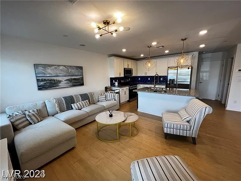 3 bed, 2.5 bath, 1338 sqft, $2,100 — Photo 2
