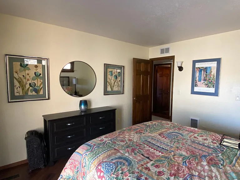 A very comfortable room with a view of the mountains