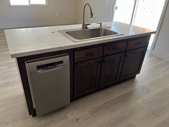 5th image of 3935 D St