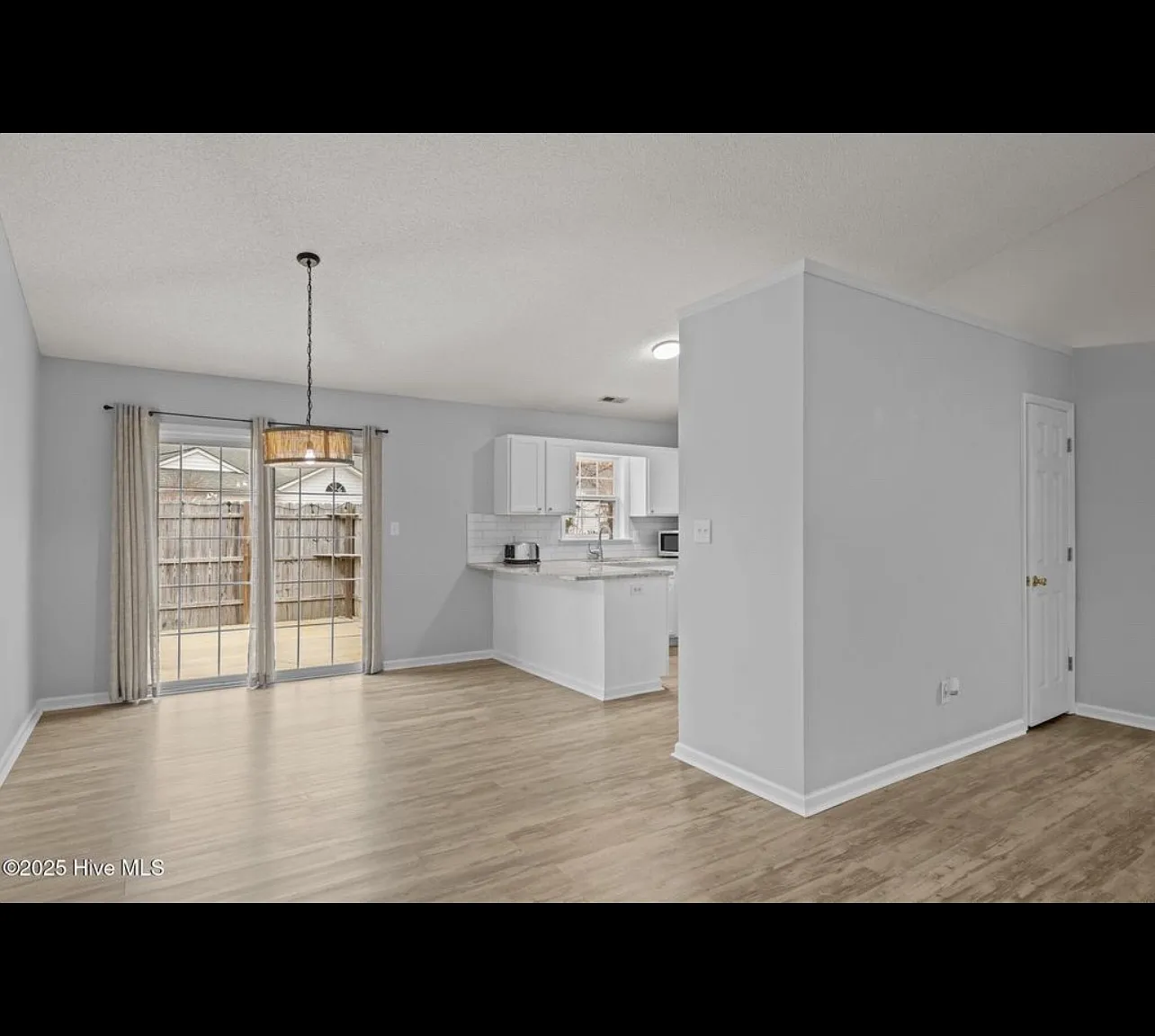 3 bed, 1450 sqft, $2,400 — Photo 4