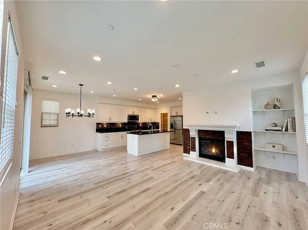 4 bed, 2021 sqft, $5,250 — Photo 4