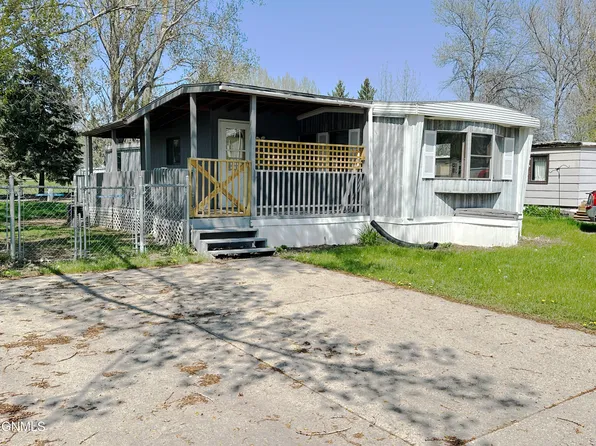 606 Yorkshire Ln, Bismarck, ND 58504