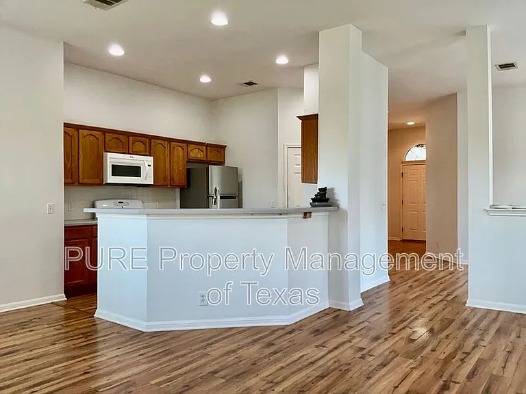 706 Stewart Dr — Photo 5