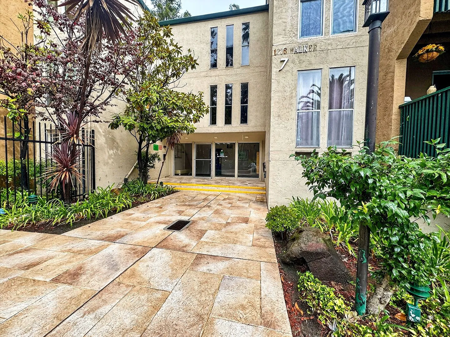 Nice Top Floor Unit Located in the Desired Greenwood Condominiums is Available Now! — Photo 2
