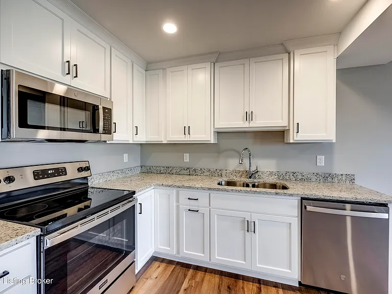 114 N Elm Grove Ave — Photo 17