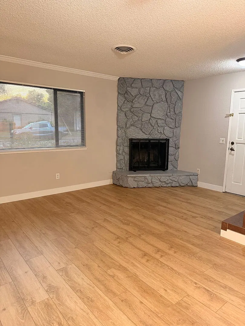 2-tbedroom, 2-bath home in Redding — Photo 3