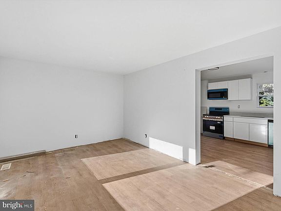 4th image of 27170 Martin Luther Dr